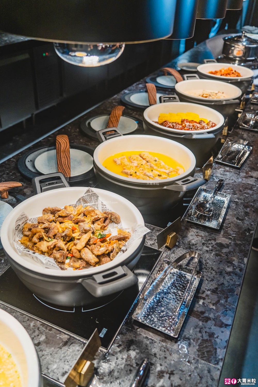 全台最難訂位Buffet登陸桃園│島語桃園台茂店菜單價位│9大主題島檯200道現做料理全攻略ｘ餐酒無限續│桃園Buffet吃到飽推薦