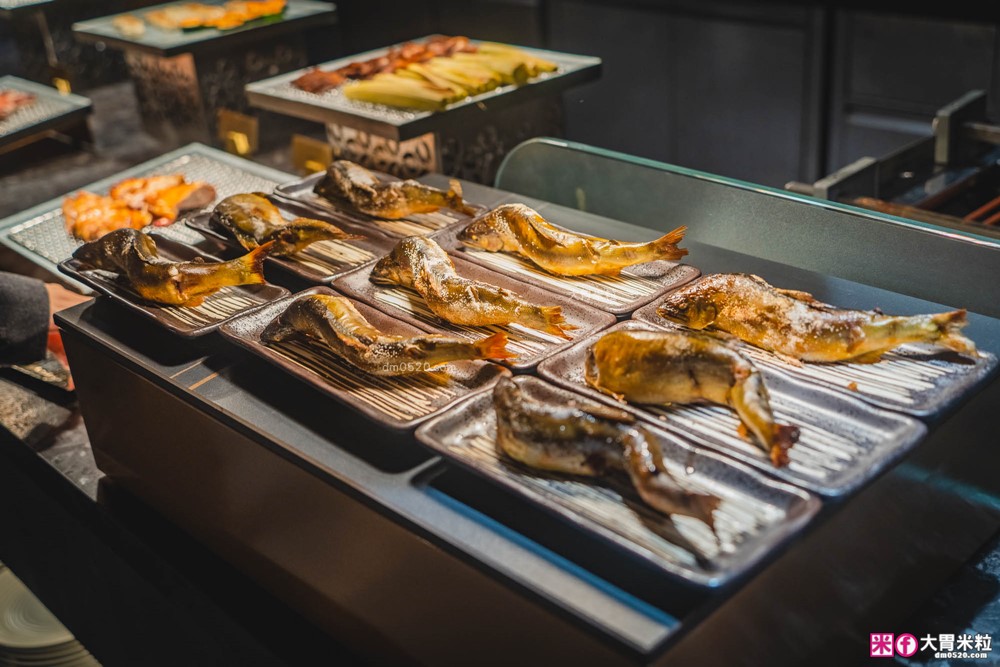 全台最難訂位Buffet登陸桃園│島語桃園台茂店菜單價位│9大主題島檯200道現做料理全攻略ｘ餐酒無限續│桃園Buffet吃到飽推薦