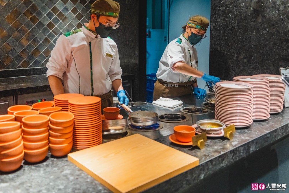 全台最難訂位Buffet登陸桃園│島語桃園台茂店菜單價位│9大主題島檯200道現做料理全攻略ｘ餐酒無限續│桃園Buffet吃到飽推薦