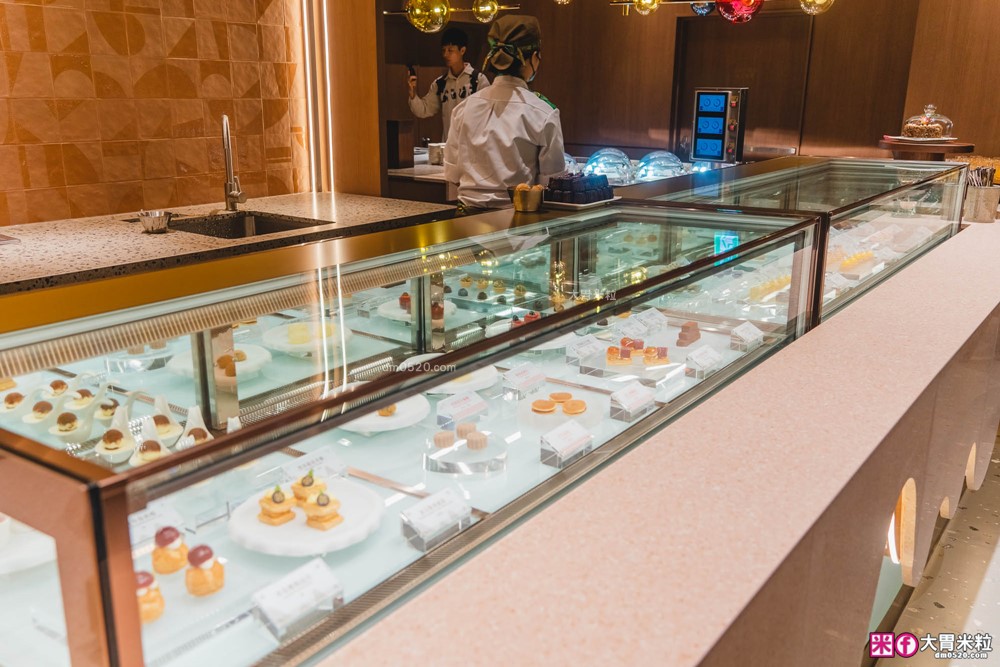 全台最難訂位Buffet登陸桃園│島語桃園台茂店菜單價位│9大主題島檯200道現做料理全攻略ｘ餐酒無限續│桃園Buffet吃到飽推薦