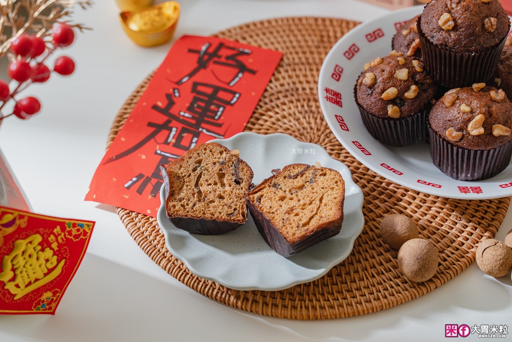 中和老字號「愛維爾手感烘培桂圓蛋糕 」滿料桂圓肉超鬆軟~退冰即食超方便 │新北伴手禮甜點推薦│中和麵包甜點推薦