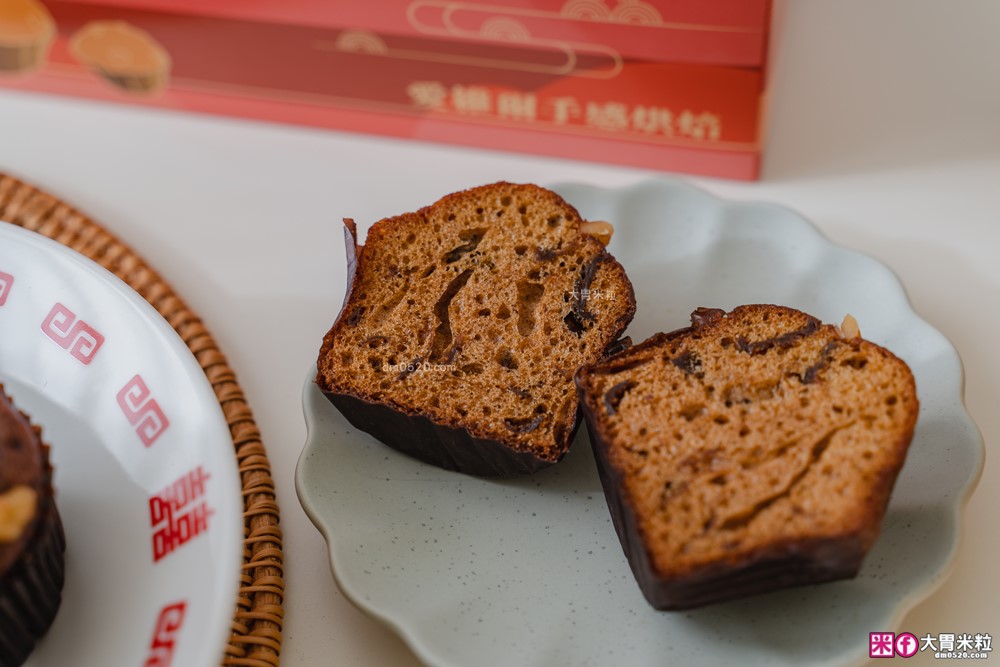 中和老字號「愛維爾手感烘培桂圓蛋糕 」滿料桂圓肉超鬆軟~退冰即食超方便 │新北伴手禮甜點推薦│中和麵包甜點推薦