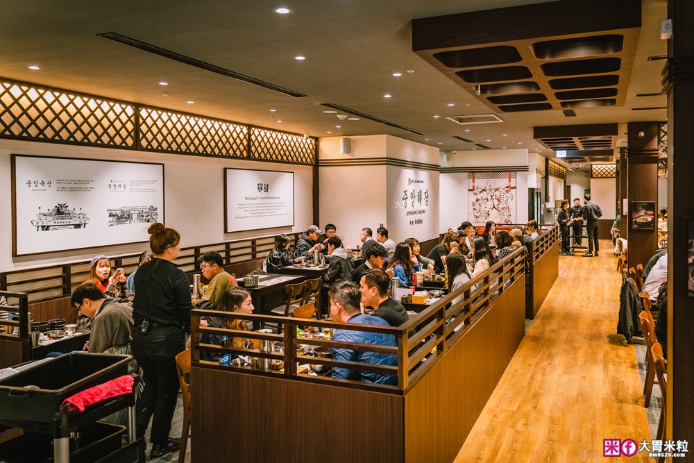 台灣也能吃到韓國醒酒湯「中央韓鍋酒舍 信義ATT店」必吃招牌牛腸火鍋+牛內臟湯+生牛肉~每月熱銷突破4萬鍋│信義ATT美食餐廳│台北宵夜推薦