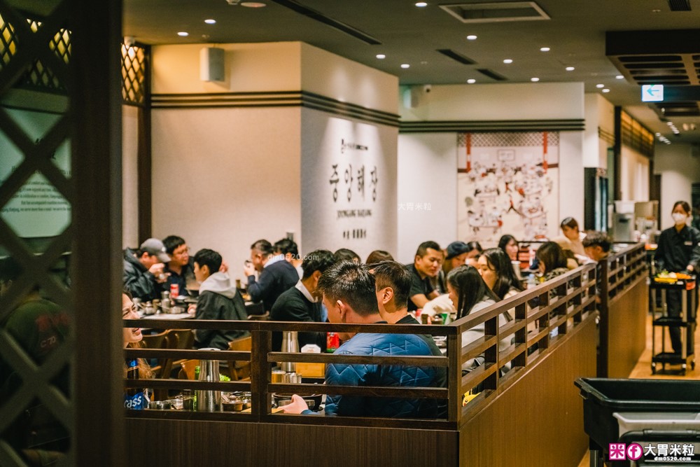 台灣也能吃到韓國醒酒湯「中央韓鍋酒舍 信義ATT店」必吃招牌牛腸火鍋+牛內臟湯+生牛肉~每月熱銷突破4萬鍋│信義ATT美食餐廳│台北宵夜推薦