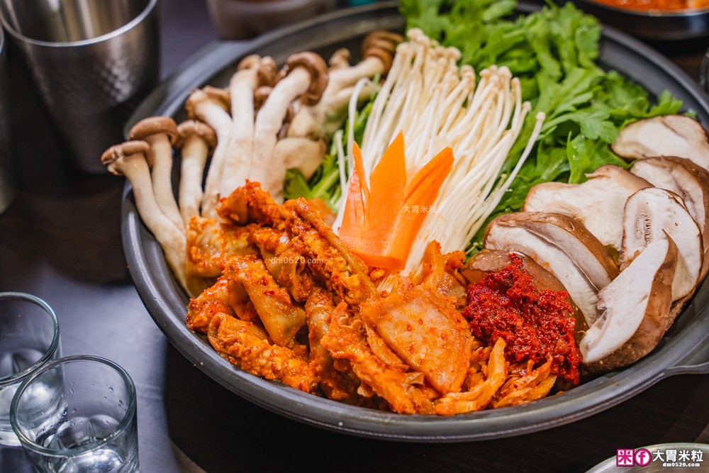 台灣也能吃到韓國醒酒湯「中央韓鍋酒舍 信義ATT店」必吃招牌牛腸火鍋+牛內臟湯+生牛肉~每月熱銷突破4萬鍋│信義ATT美食餐廳│台北宵夜推薦