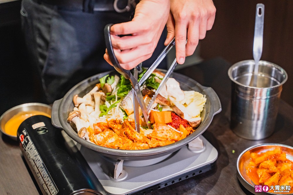 台灣也能吃到韓國醒酒湯「中央韓鍋酒舍 信義ATT店」必吃招牌牛腸火鍋+牛內臟湯+生牛肉~每月熱銷突破4萬鍋│信義ATT美食餐廳│台北宵夜推薦