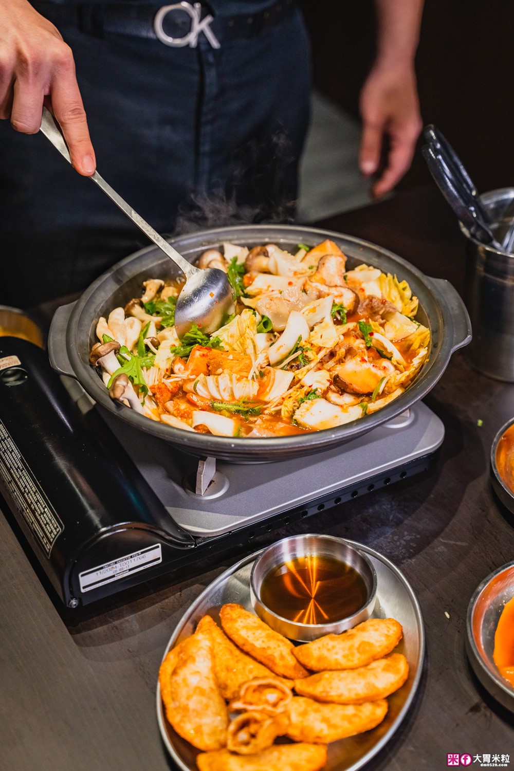 台灣也能吃到韓國醒酒湯「中央韓鍋酒舍 信義ATT店」必吃招牌牛腸火鍋+牛內臟湯+生牛肉~每月熱銷突破4萬鍋│信義ATT美食餐廳│台北宵夜推薦