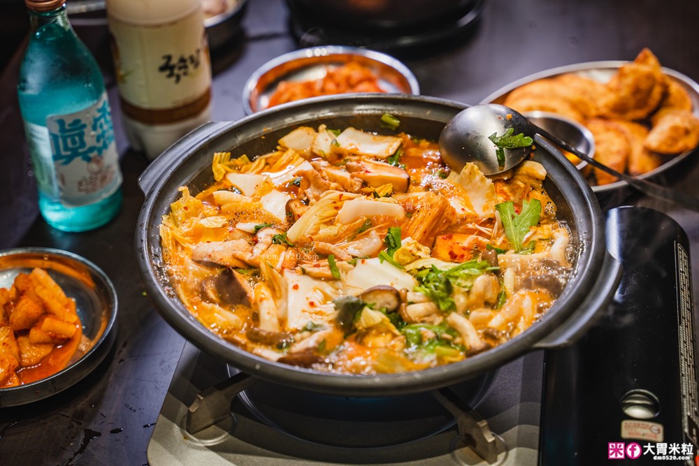 台灣也能吃到韓國醒酒湯「中央韓鍋酒舍 信義ATT店」必吃招牌牛腸火鍋+牛內臟湯+生牛肉~每月熱銷突破4萬鍋│信義ATT美食餐廳│台北宵夜推薦