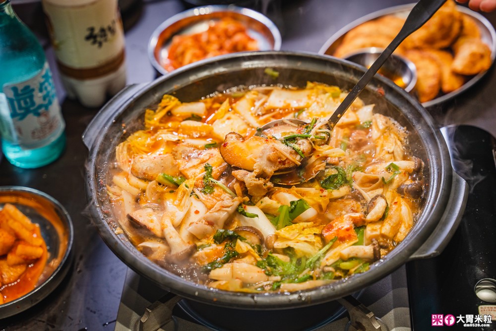 台灣也能吃到韓國醒酒湯「中央韓鍋酒舍 信義ATT店」必吃招牌牛腸火鍋+牛內臟湯+生牛肉~每月熱銷突破4萬鍋│信義ATT美食餐廳│台北宵夜推薦