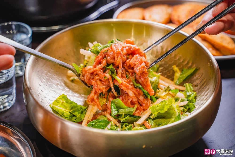 台灣也能吃到韓國醒酒湯「中央韓鍋酒舍 信義ATT店」必吃招牌牛腸火鍋+牛內臟湯+生牛肉~每月熱銷突破4萬鍋│信義ATT美食餐廳│台北宵夜推薦