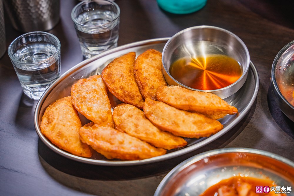 台灣也能吃到韓國醒酒湯「中央韓鍋酒舍 信義ATT店」必吃招牌牛腸火鍋+牛內臟湯+生牛肉~每月熱銷突破4萬鍋│信義ATT美食餐廳│台北宵夜推薦