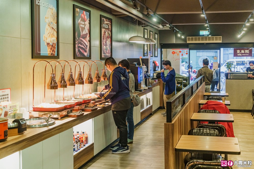 280元吃到飽「孫東寶台式牛排教父Plus-板橋國慶店」披薩/炸雞/滷肉飯/玉米濃湯無限續~免收服務費│板橋吃到飽│板橋平價牛排推薦