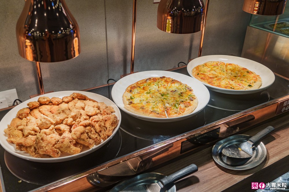 280元吃到飽「孫東寶台式牛排教父Plus-板橋國慶店」披薩/炸雞/滷肉飯/玉米濃湯無限續~免收服務費│板橋吃到飽│板橋平價牛排推薦