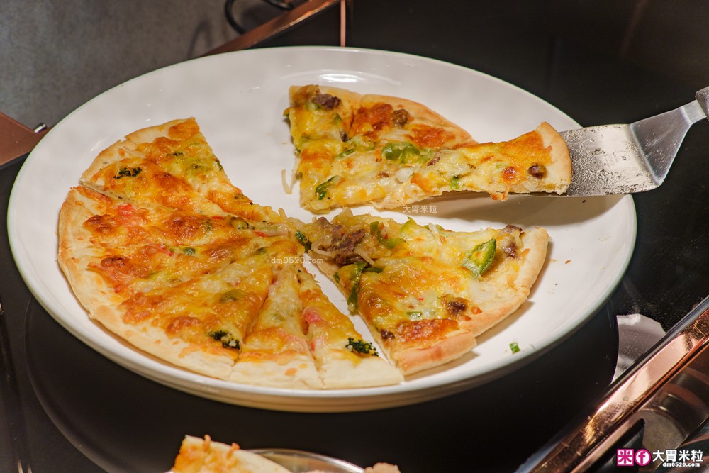 280元吃到飽「孫東寶台式牛排教父Plus-板橋國慶店」披薩/炸雞/滷肉飯/玉米濃湯無限續~免收服務費│板橋吃到飽│板橋平價牛排推薦