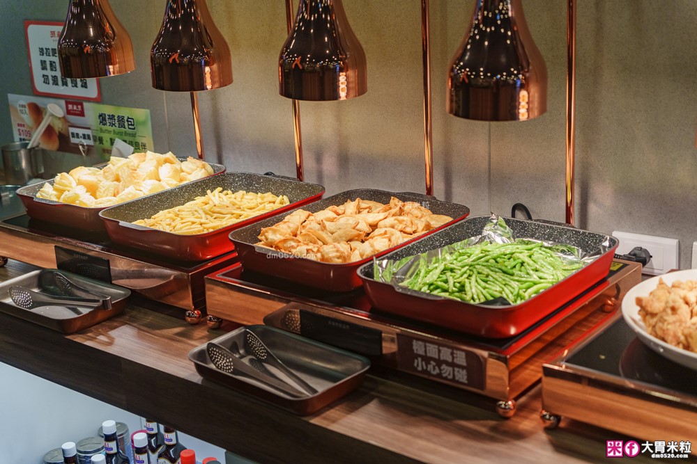 280元吃到飽「孫東寶台式牛排教父Plus-板橋國慶店」披薩/炸雞/滷肉飯/玉米濃湯無限續~免收服務費│板橋吃到飽│板橋平價牛排推薦