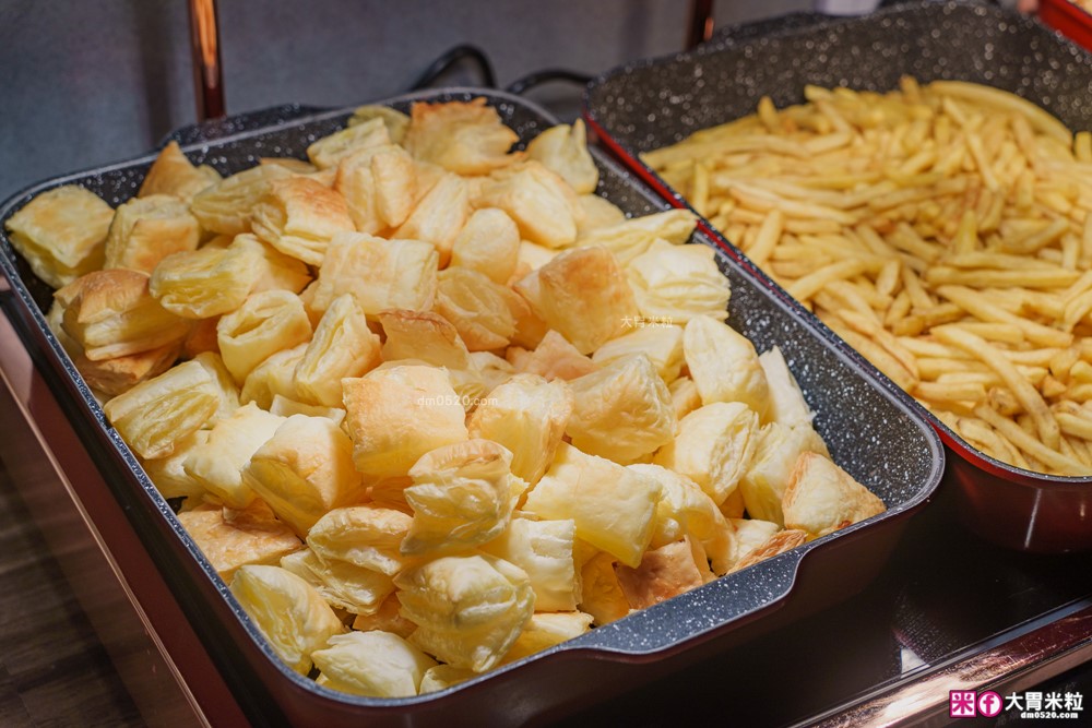 280元吃到飽「孫東寶台式牛排教父Plus-板橋國慶店」披薩/炸雞/滷肉飯/玉米濃湯無限續~免收服務費│板橋吃到飽│板橋平價牛排推薦