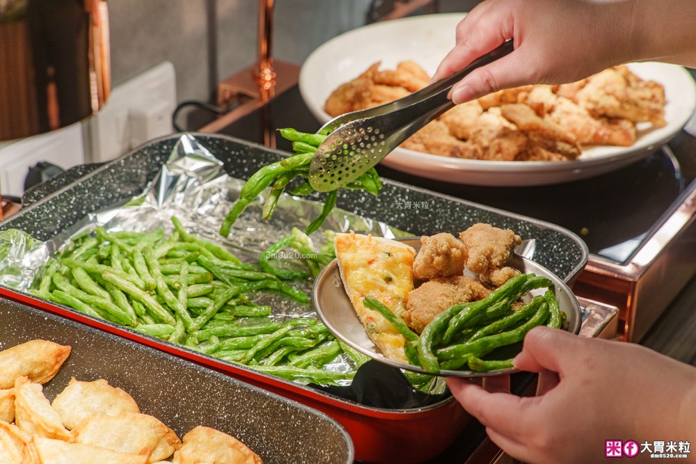 280元吃到飽「孫東寶台式牛排教父Plus-板橋國慶店」披薩/炸雞/滷肉飯/玉米濃湯無限續~免收服務費│板橋吃到飽│板橋平價牛排推薦