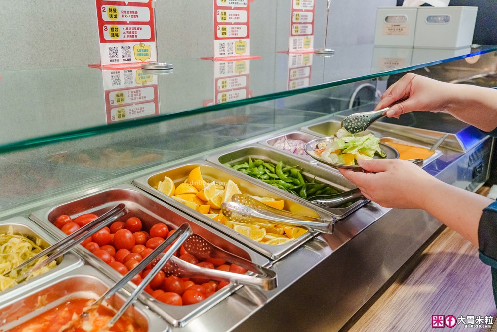 280元吃到飽「孫東寶台式牛排教父Plus-板橋國慶店」披薩/炸雞/滷肉飯/玉米濃湯無限續~免收服務費│板橋吃到飽│板橋平價牛排推薦