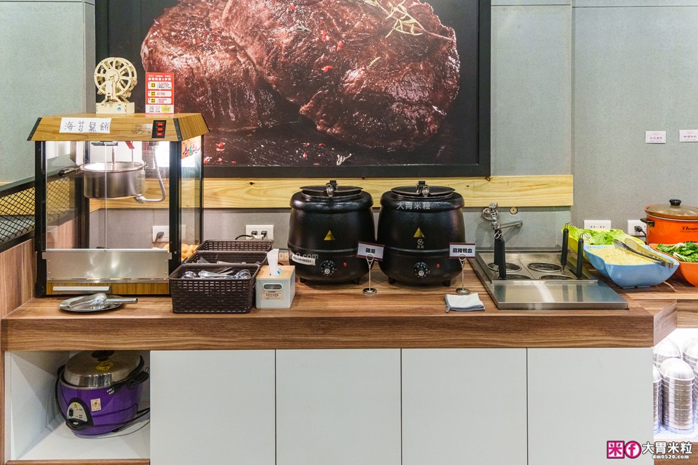 280元吃到飽「孫東寶台式牛排教父Plus-板橋國慶店」披薩/炸雞/滷肉飯/玉米濃湯無限續~免收服務費│板橋吃到飽│板橋平價牛排推薦