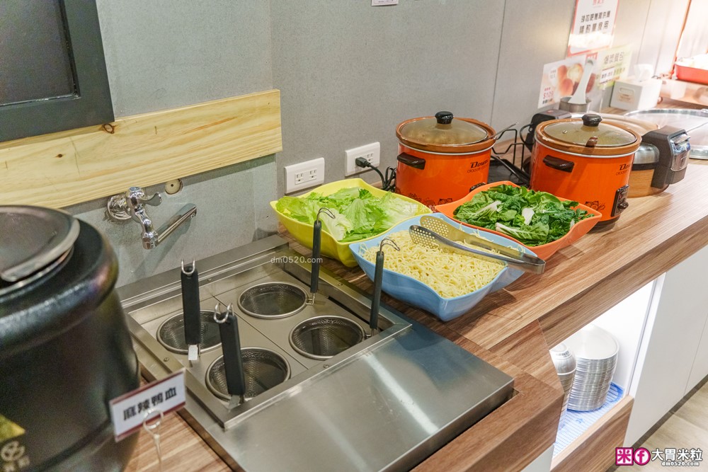 280元吃到飽「孫東寶台式牛排教父Plus-板橋國慶店」披薩/炸雞/滷肉飯/玉米濃湯無限續~免收服務費│板橋吃到飽│板橋平價牛排推薦