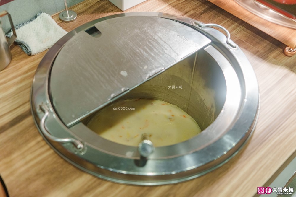 280元吃到飽「孫東寶台式牛排教父Plus-板橋國慶店」披薩/炸雞/滷肉飯/玉米濃湯無限續~免收服務費│板橋吃到飽│板橋平價牛排推薦