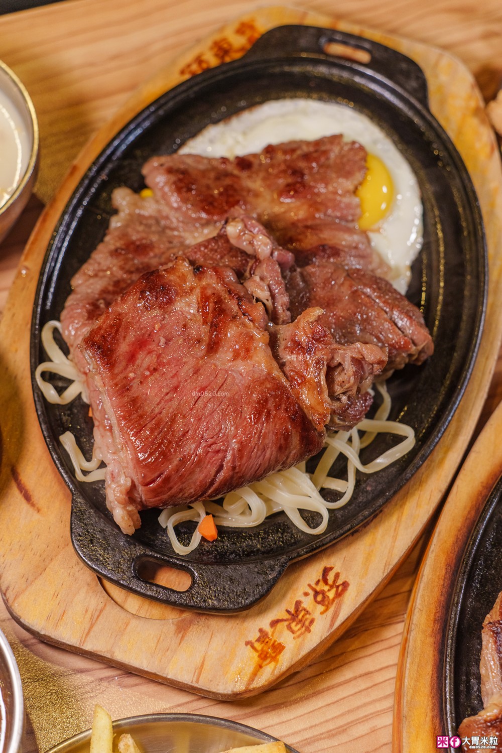 280元吃到飽「孫東寶台式牛排教父Plus-板橋國慶店」披薩/炸雞/滷肉飯/玉米濃湯無限續~免收服務費│板橋吃到飽│板橋平價牛排推薦