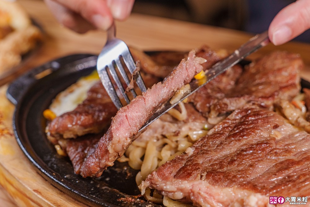 280元吃到飽「孫東寶台式牛排教父Plus-板橋國慶店」披薩/炸雞/滷肉飯/玉米濃湯無限續~免收服務費│板橋吃到飽│板橋平價牛排推薦