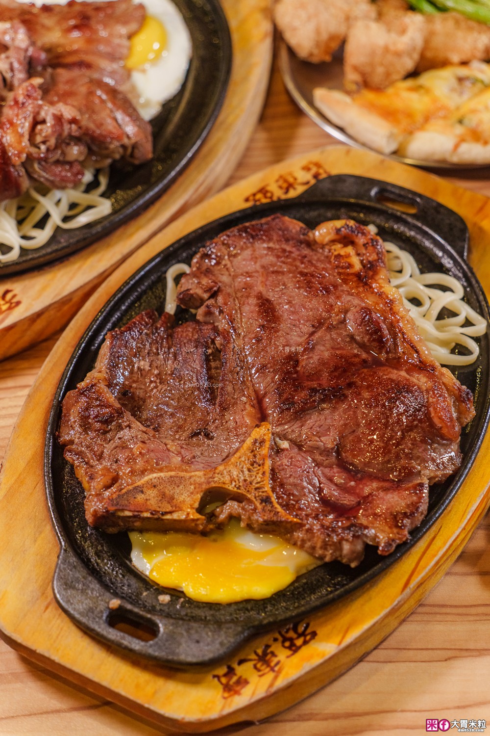 280元吃到飽「孫東寶台式牛排教父Plus-板橋國慶店」披薩/炸雞/滷肉飯/玉米濃湯無限續~免收服務費│板橋吃到飽│板橋平價牛排推薦