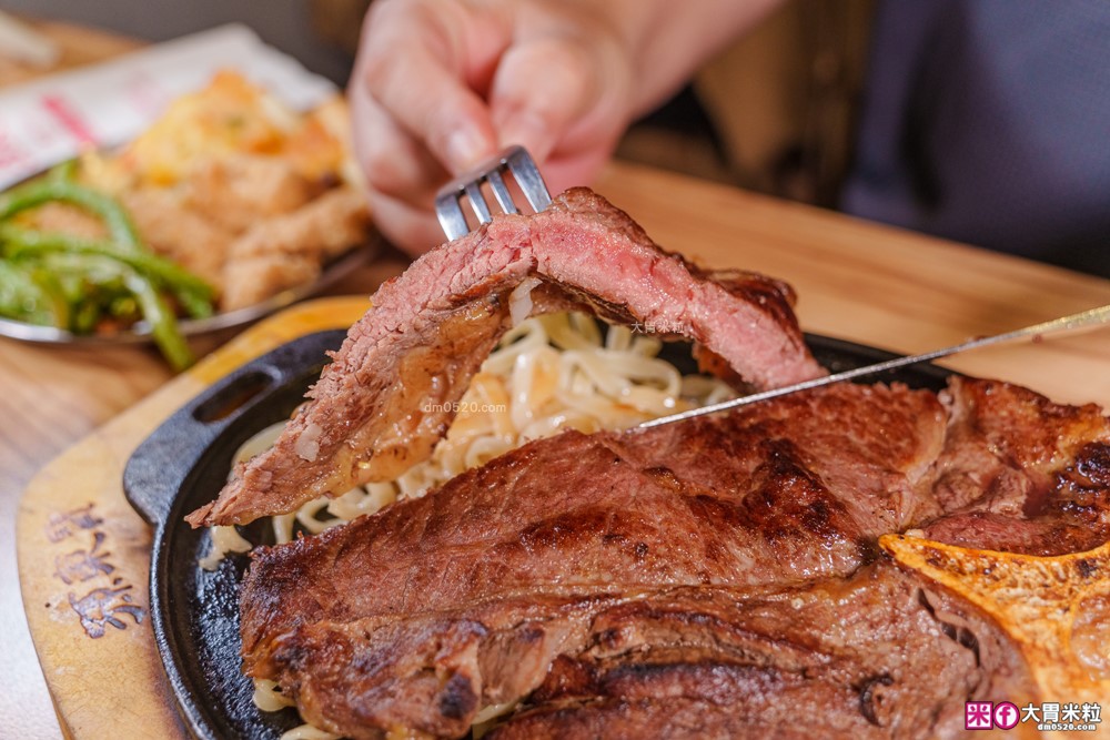 280元吃到飽「孫東寶台式牛排教父Plus-板橋國慶店」披薩/炸雞/滷肉飯/玉米濃湯無限續~免收服務費│板橋吃到飽│板橋平價牛排推薦