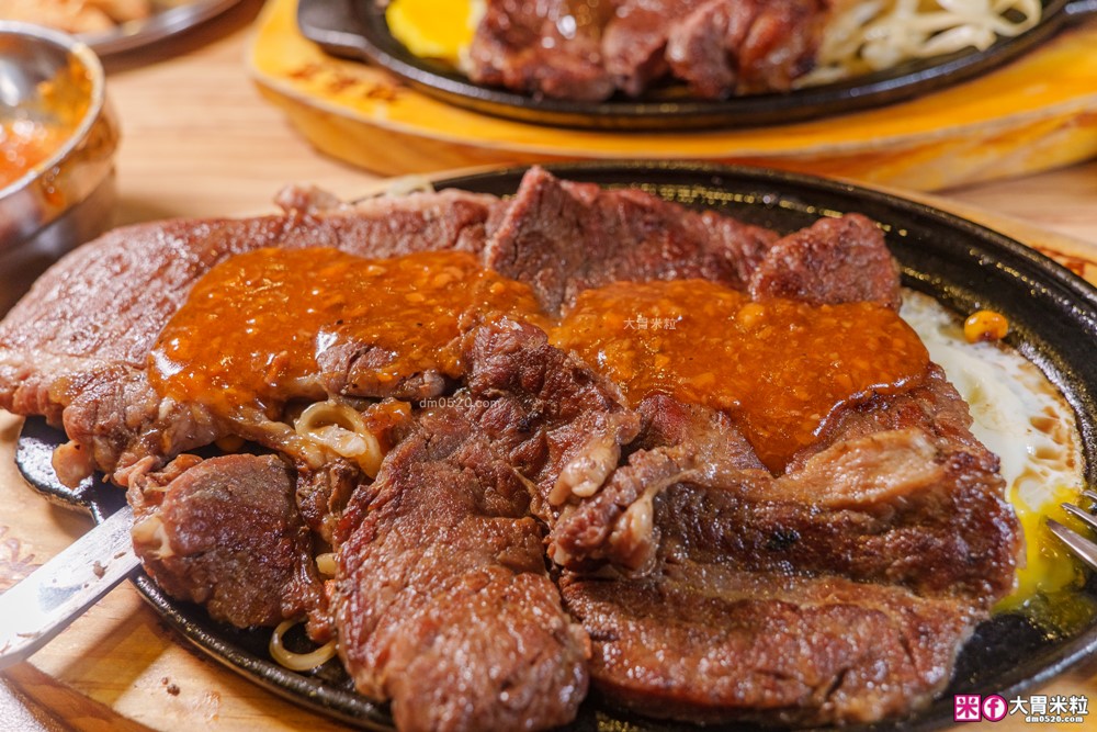 280元吃到飽「孫東寶台式牛排教父Plus-板橋國慶店」披薩/炸雞/滷肉飯/玉米濃湯無限續~免收服務費│板橋吃到飽│板橋平價牛排推薦