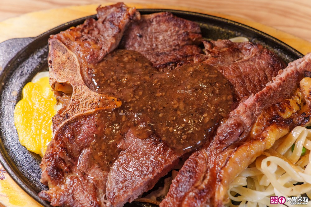 280元吃到飽「孫東寶台式牛排教父Plus-板橋國慶店」披薩/炸雞/滷肉飯/玉米濃湯無限續~免收服務費│板橋吃到飽│板橋平價牛排推薦