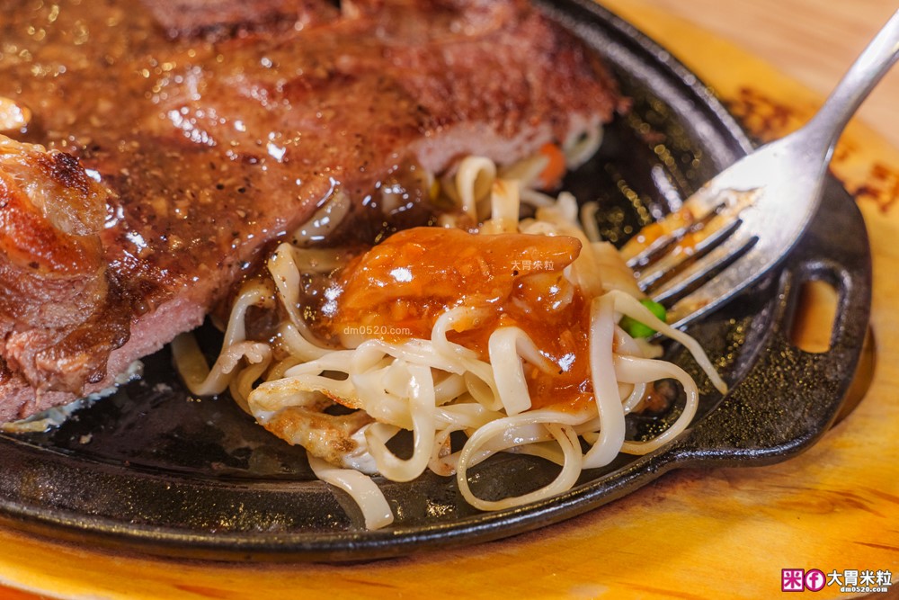 280元吃到飽「孫東寶台式牛排教父Plus-板橋國慶店」披薩/炸雞/滷肉飯/玉米濃湯無限續~免收服務費│板橋吃到飽│板橋平價牛排推薦