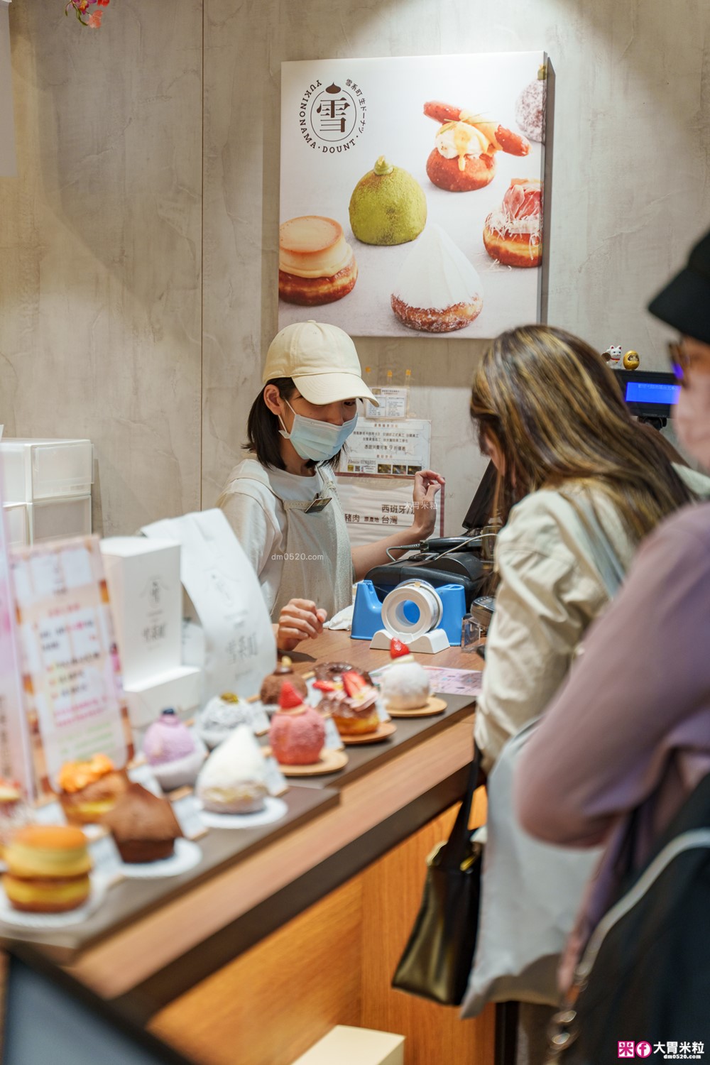 台北車站必吃「雪系町 生甜甜圈」草莓季限定只到3/31~全台首創「草莓大福甜甜圈」Q彈爆漿必吃│台北甜甜圈推薦