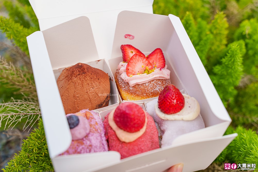 台北車站必吃「雪系町 生甜甜圈」草莓季限定只到3/31~全台首創「草莓大福甜甜圈」Q彈爆漿必吃│台北甜甜圈推薦