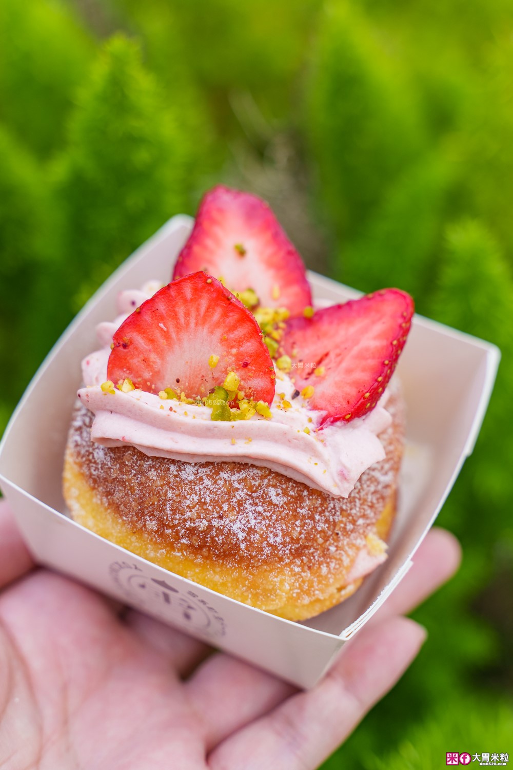 台北車站必吃「雪系町 生甜甜圈」草莓季限定只到3/31~全台首創「草莓大福甜甜圈」Q彈爆漿必吃│台北甜甜圈推薦