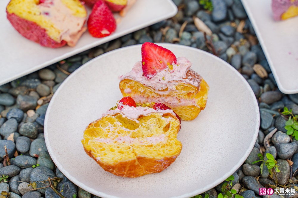 台北車站必吃「雪系町 生甜甜圈」草莓季限定只到3/31~全台首創「草莓大福甜甜圈」Q彈爆漿必吃│台北甜甜圈推薦