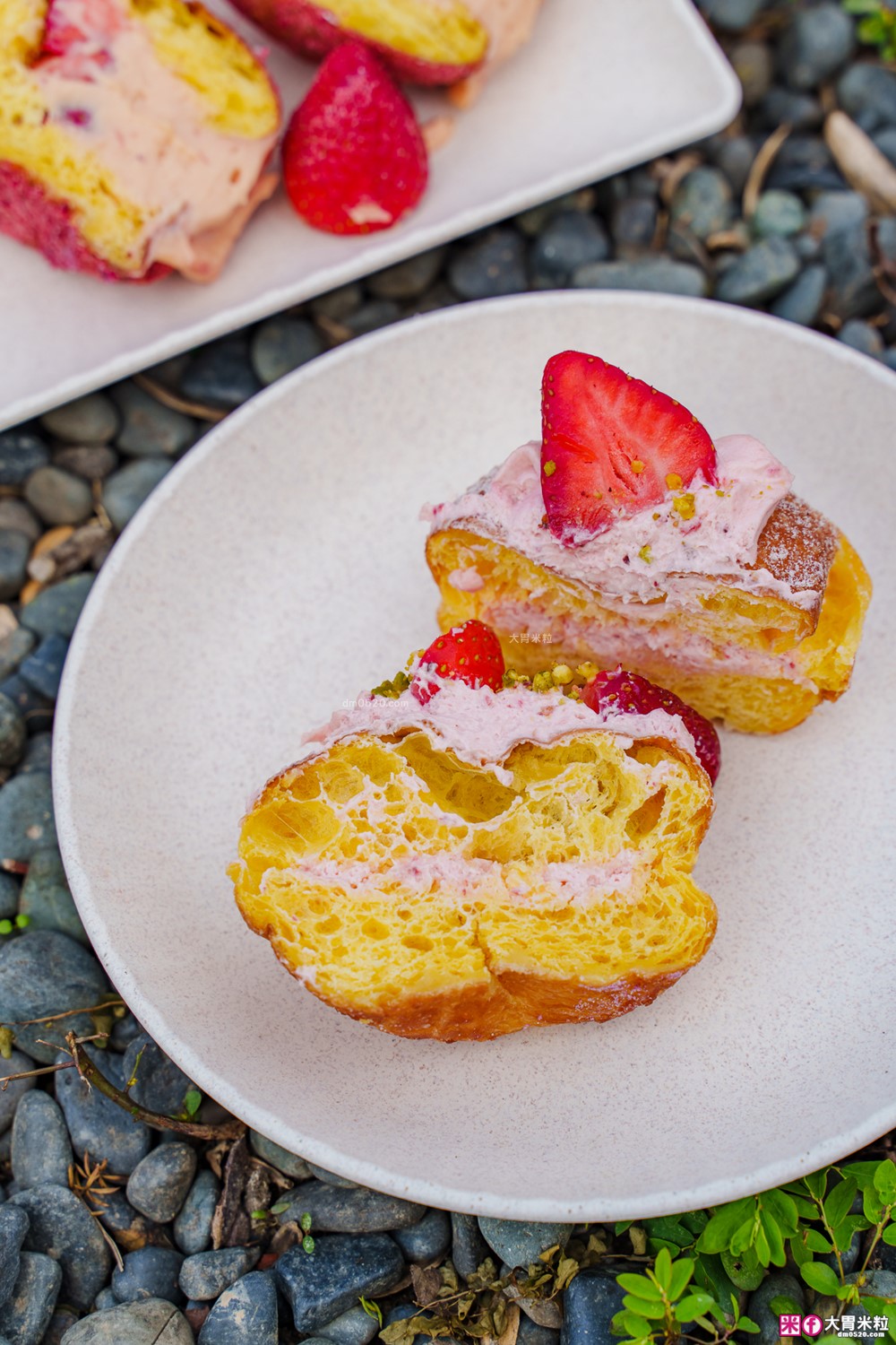 台北車站必吃「雪系町 生甜甜圈」草莓季限定只到3/31~全台首創「草莓大福甜甜圈」Q彈爆漿必吃│台北甜甜圈推薦