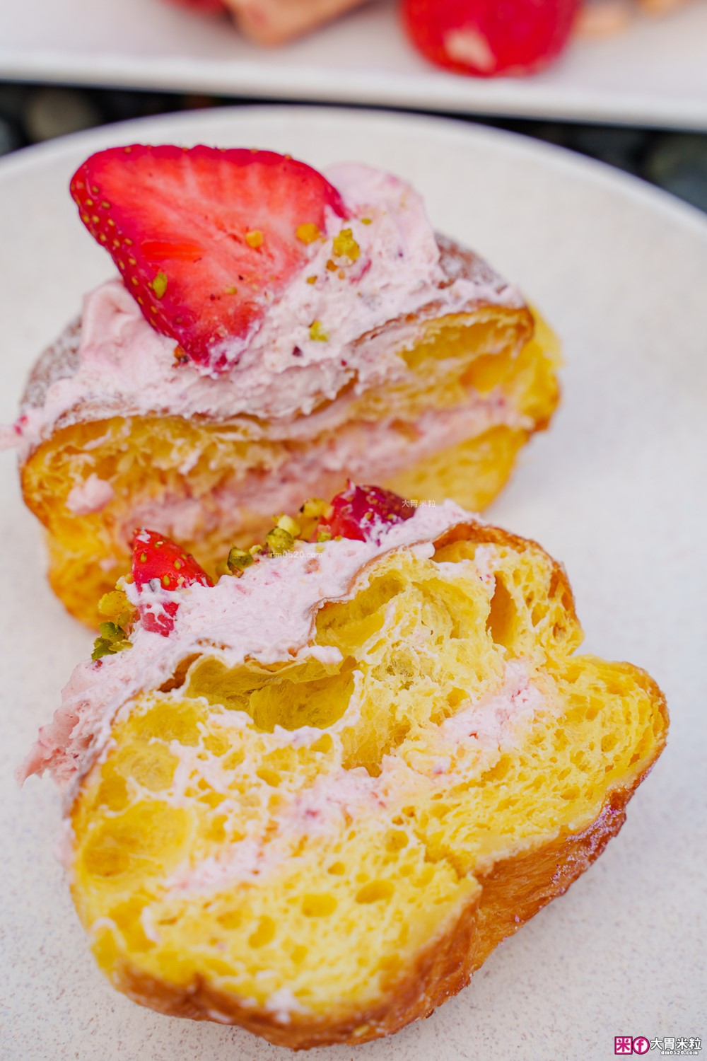 台北車站必吃「雪系町 生甜甜圈」草莓季限定只到3/31~全台首創「草莓大福甜甜圈」Q彈爆漿必吃│台北甜甜圈推薦