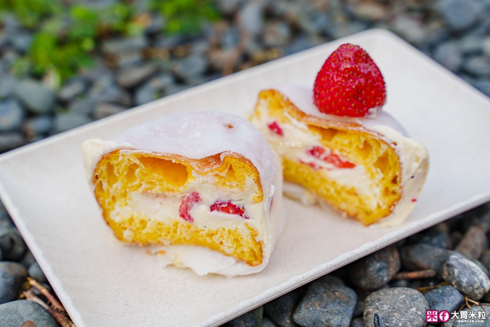 台北車站必吃「雪系町 生甜甜圈」草莓季限定只到3/31~全台首創「草莓大福甜甜圈」Q彈爆漿必吃│台北甜甜圈推薦