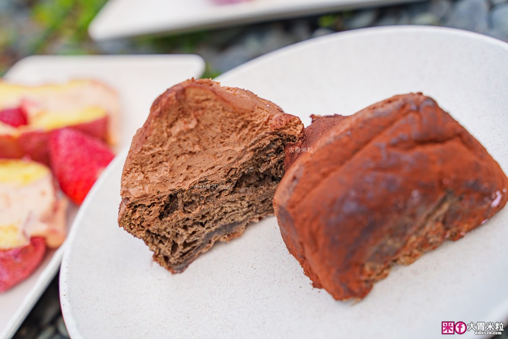 台北車站必吃「雪系町 生甜甜圈」草莓季限定只到3/31~全台首創「草莓大福甜甜圈」Q彈爆漿必吃│台北甜甜圈推薦