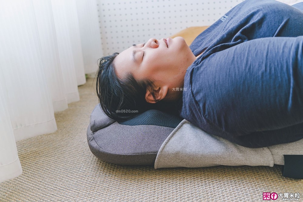 上班族肩頸酸痛救星「masa JOY PRO 智慧按摩椅墊」首創搖桿控制/揉推按擠五段力道~下班直接躺平按到爽│母親節禮物推薦│父親節禮物推薦