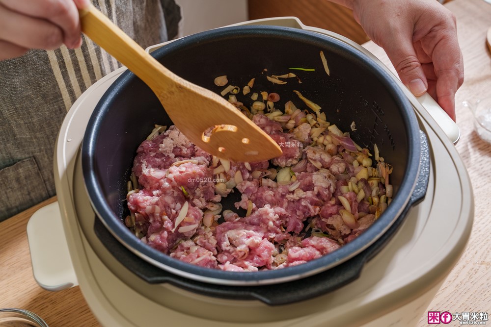 上班族晚餐救星「奇美4L微電腦智慧變壓全能鍋」煮飯最快8分鐘一鍋搞定~12道模式煮滷燉炒一鍋搞定