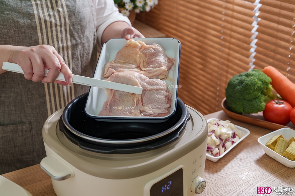 上班族晚餐救星「奇美4L微電腦智慧變壓全能鍋」煮飯最快8分鐘一鍋搞定~12道模式煮滷燉炒一鍋搞定