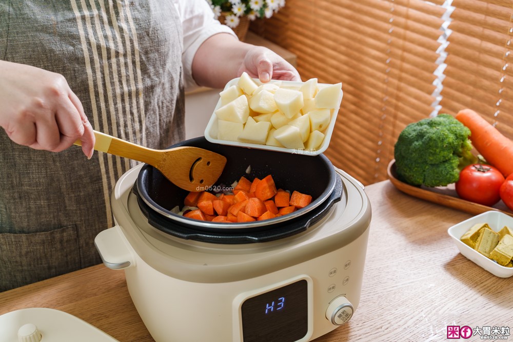 上班族晚餐救星「奇美4L微電腦智慧變壓全能鍋」煮飯最快8分鐘一鍋搞定~12道模式煮滷燉炒一鍋搞定