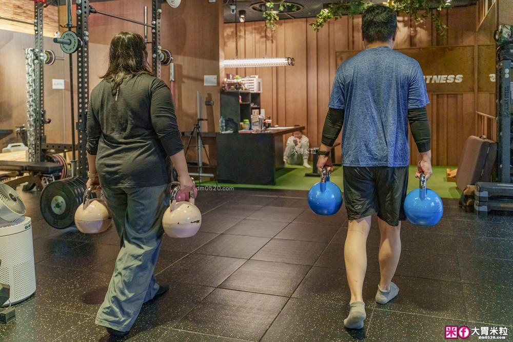 家用體脂計推薦│告別20年職災肥「decopop 家用8電極藍牙體脂計 PLUS」在家就能測專業Inbody~12秒看穿你的脂肪秘密│大胃米粒減脂好物推薦