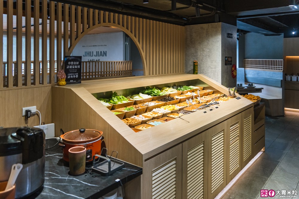 築間火鍋16周年全新菜單~380元起享受海陸雙拼+蔬菜自助吧吃到飽│築間火鍋2026菜單│台北火鍋吃到飽推薦