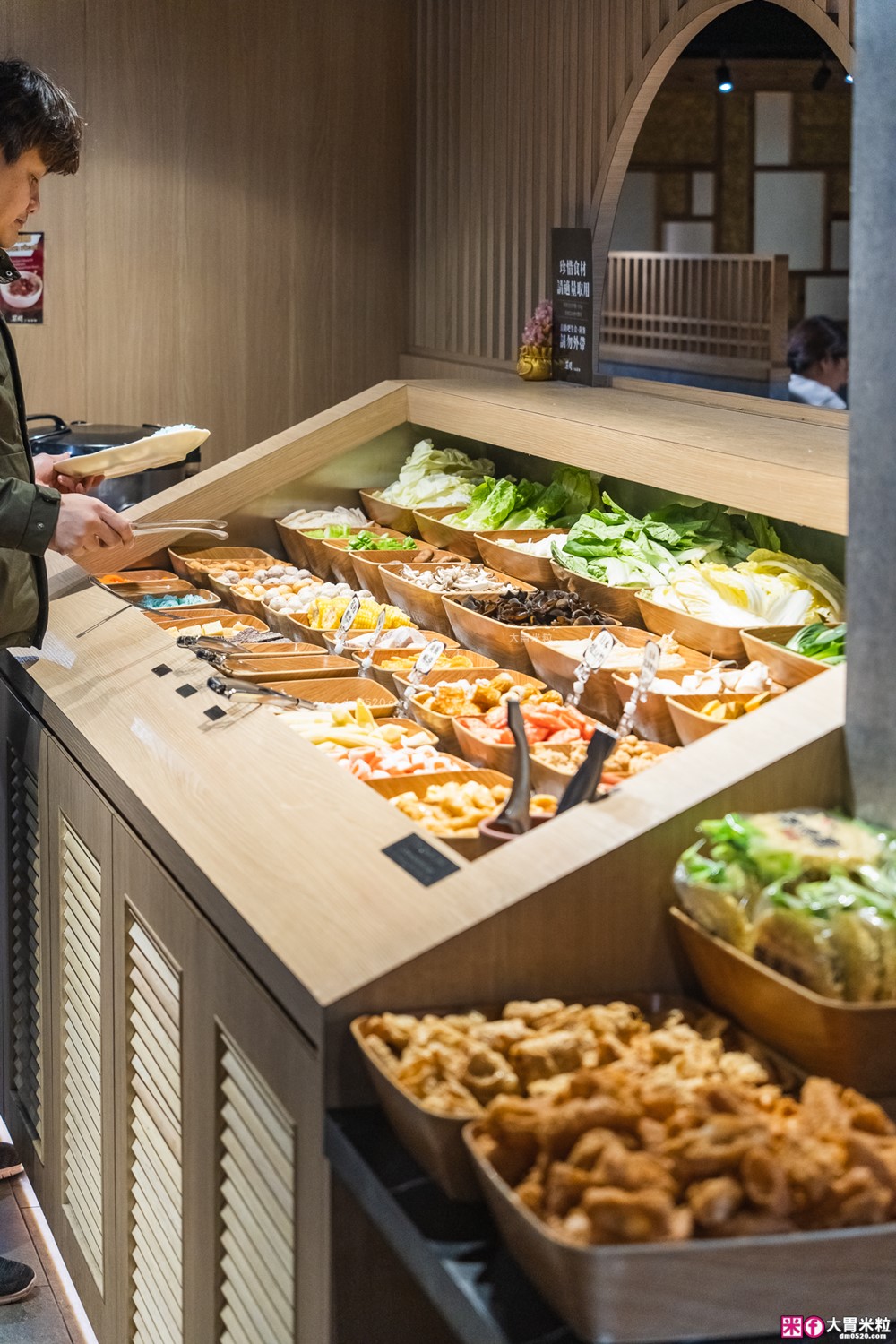 築間火鍋16周年全新菜單~380元起享受海陸雙拼+蔬菜自助吧吃到飽│築間火鍋2026菜單│台北火鍋吃到飽推薦