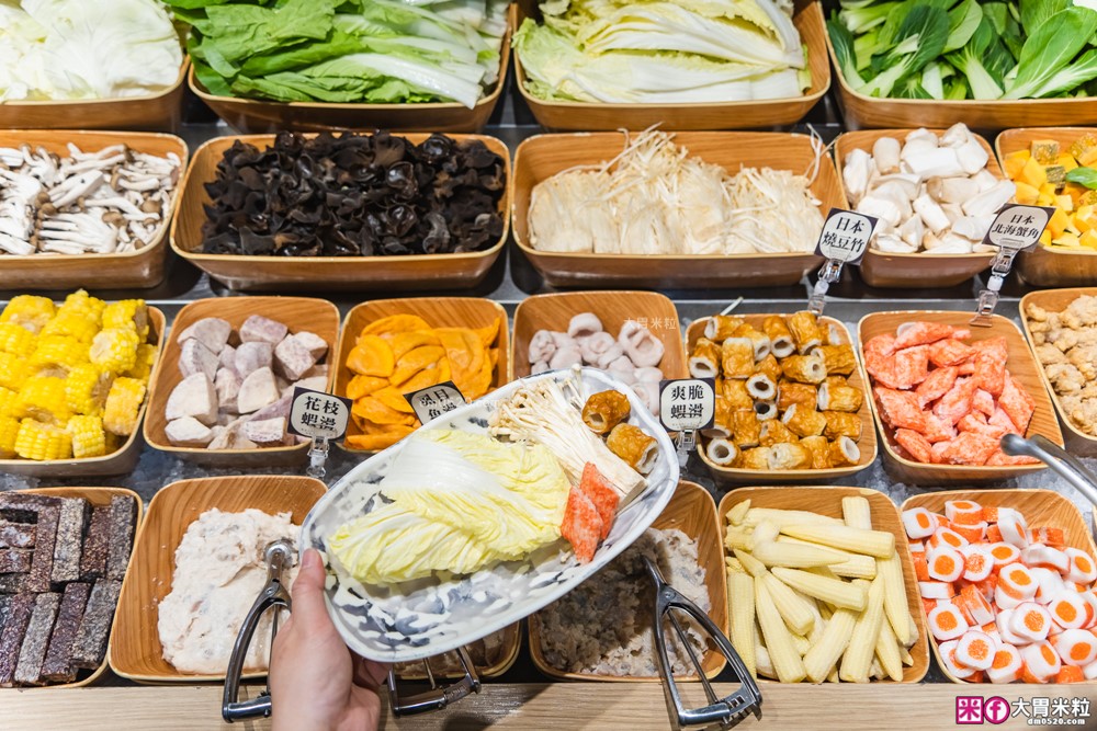 築間火鍋16周年全新菜單~380元起享受海陸雙拼+蔬菜自助吧吃到飽│築間火鍋2026菜單│台北火鍋吃到飽推薦