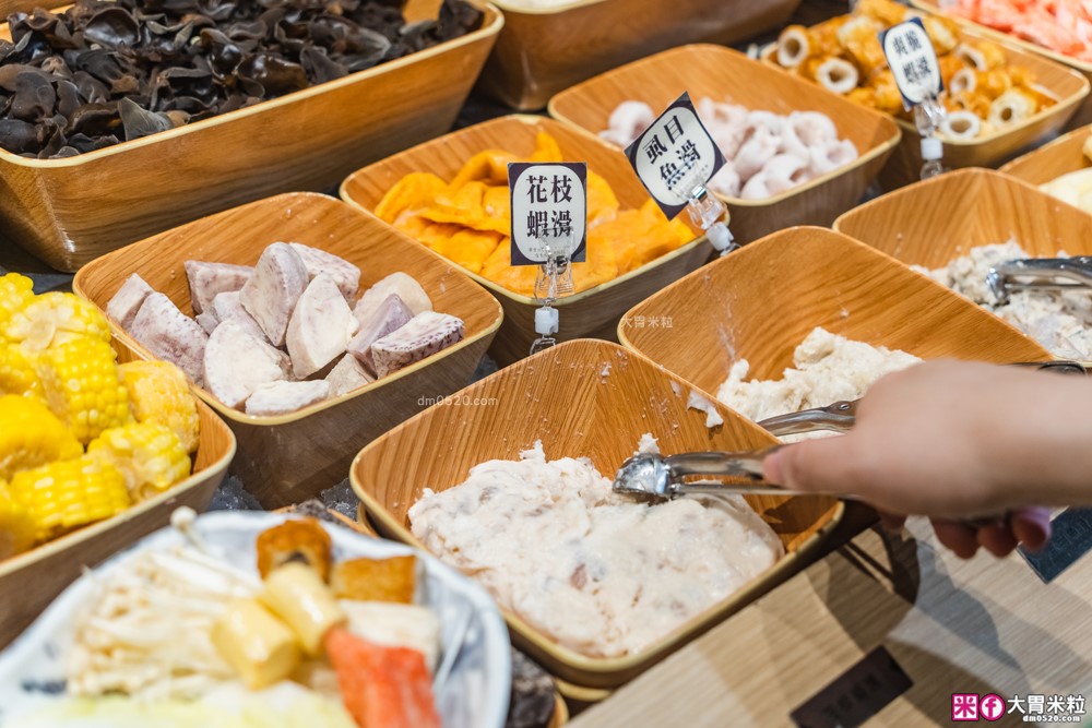 築間火鍋16周年全新菜單~380元起享受海陸雙拼+蔬菜自助吧吃到飽│築間火鍋2026菜單│台北火鍋吃到飽推薦