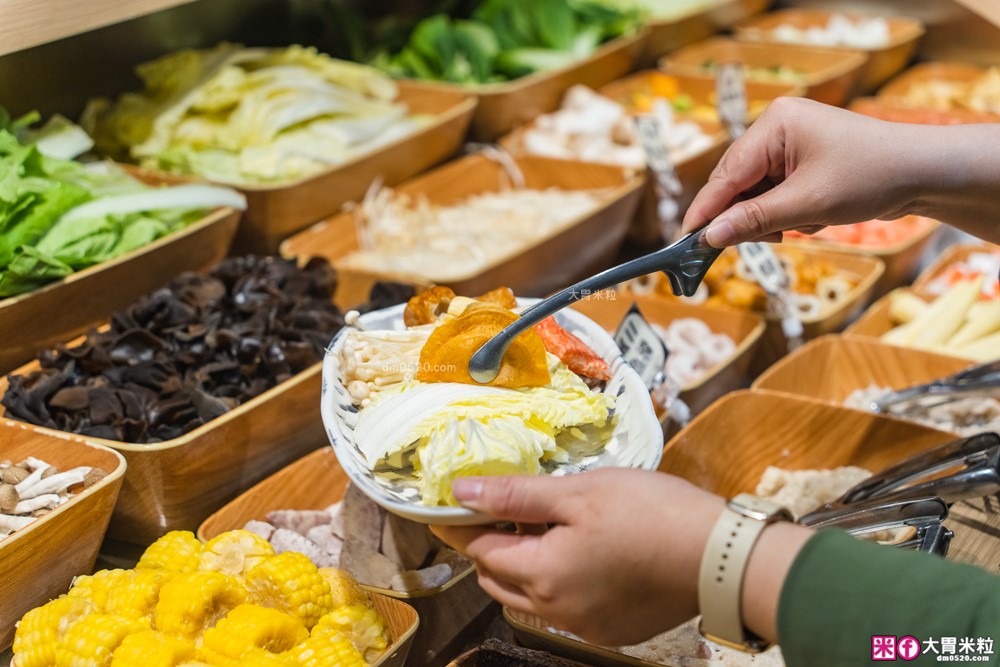 築間火鍋16周年全新菜單~380元起享受海陸雙拼+蔬菜自助吧吃到飽│築間火鍋2026菜單│台北火鍋吃到飽推薦